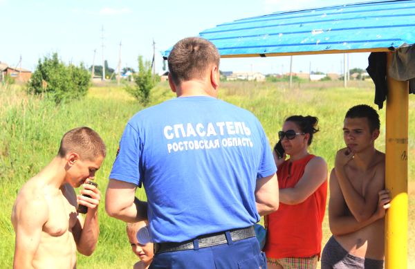 Спасатели города Морозовска отговорили группу подростков от прыжков с моста в реку Быструю