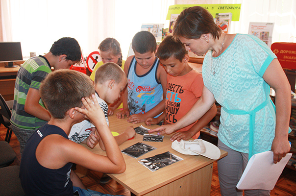 «Автомульти» и «Зелёный огонёк» заинтересовали школьников Морозовска в библиотеке