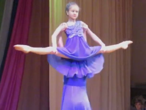 Видео и фото хореографических номеров ко Дню матери в Морозовске попали в Сеть