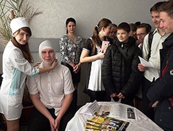 Пять профессий попробовали старшеклассники Морозовска на ярмарке учебных вакансий