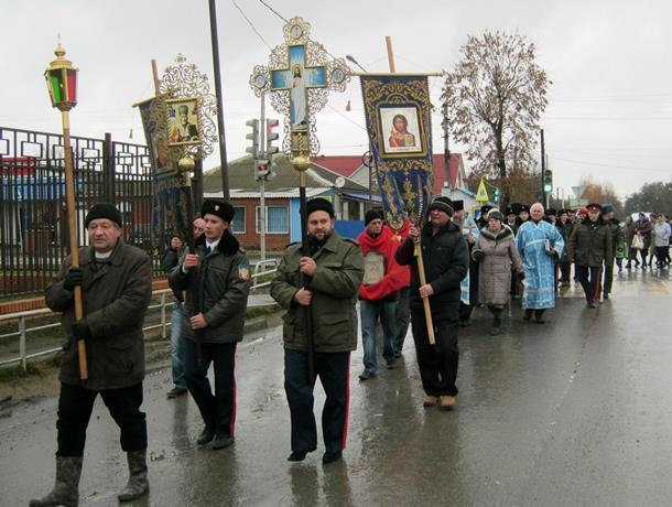 Крестным ходом с хоругвями прошли прихожане храма к поклонному кресту в Морозовске