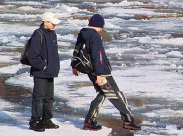 Штраф могут заплатить морозовчане за опасные прогулки детей по льду