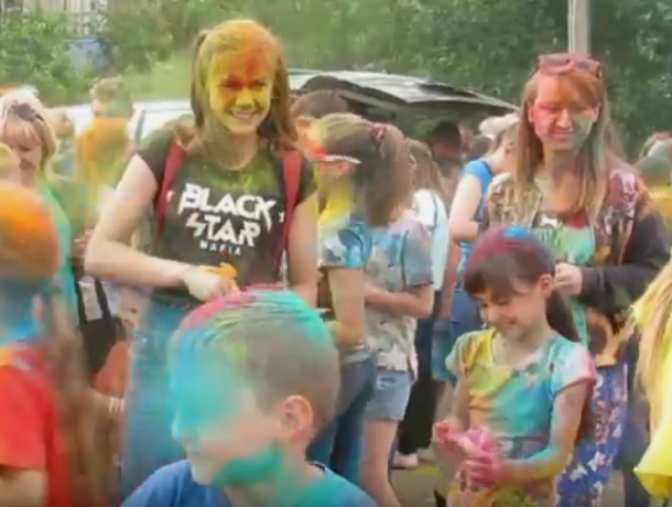 Появилось снятое на фестивале красок в Морозовске видео с желто-зелено-сине-красными людьми