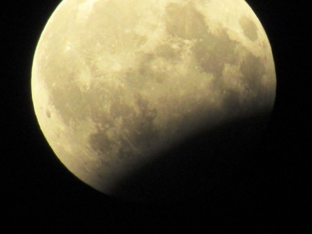 Частичное лунное затмение в Морозовске сфотографировали с большим зумом
