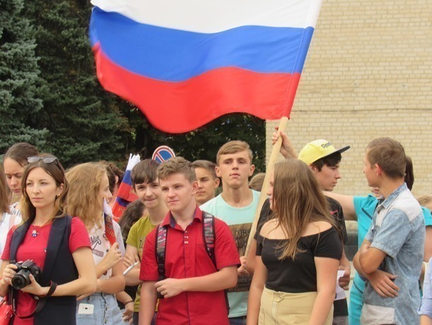 Патриотической акцией отметили День Российского флага в Морозовске