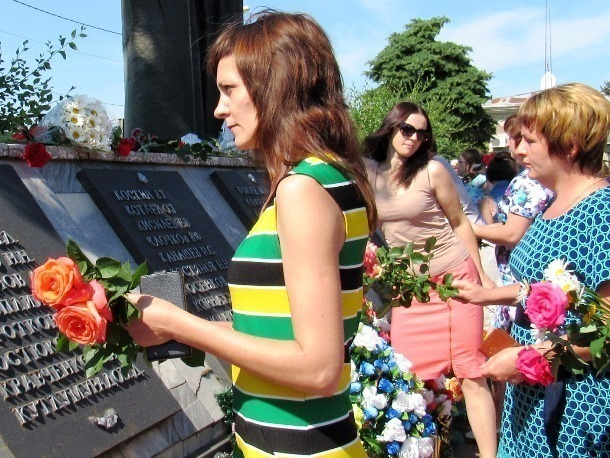 Морозовчане возложили цветы к мемориалу Славы погибших в годы Великой Отечественной войны