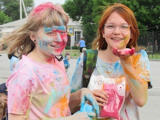Разноцветные дети и взрослые «украшали» друг друга на фестивале красок в Морозовске