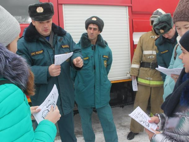 Пожарные и волонтёры Морозовского района напомнили жителям о важности осторожного обращении с огнём