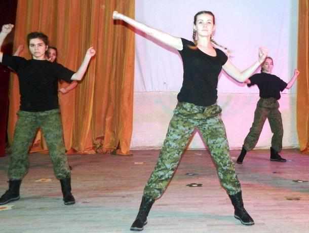 Во славу Отечества кадеты и воспитанники казачьей школы исполнили патриотичные песни и танцы в Морозовске