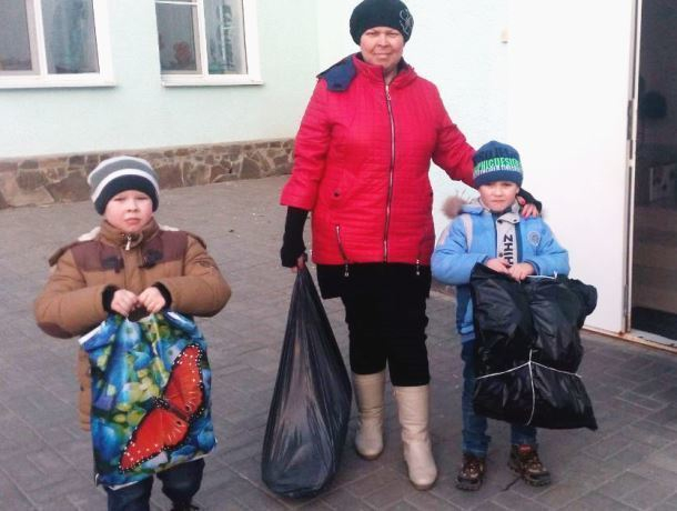 Двойняшки Никита и Саша установили рекорд своего детского сада по сбору макулатуры в Морозовске
