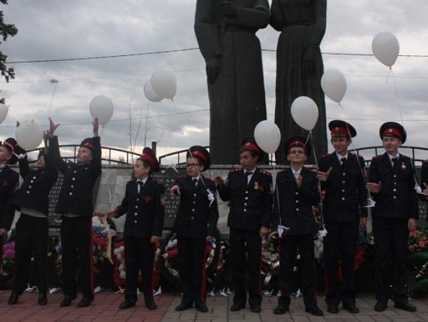 Кадеты Морозовска выпустили в небо белые шары в память о павших на полях сражений