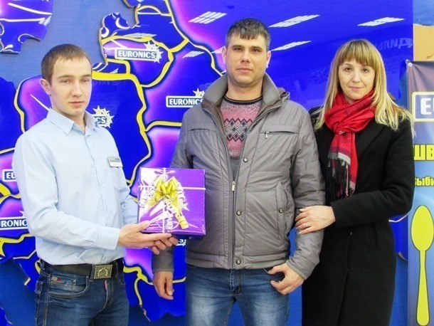 Шуруповерт, парфюм и беговые кроссовки, - победители конкурса «Мой защитник Отечества» в Морозовске получили свои призы