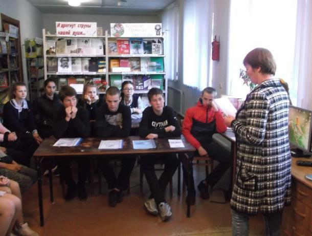 Старшеклассники Старо-Петровской школы познакомились с профессией библиотекаря