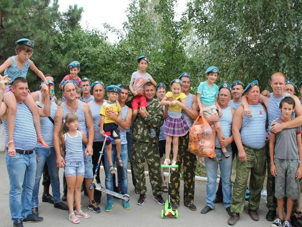 Десантники Морозовска в День ВДВ от чистого сердца подарили подарки детям из приюта
