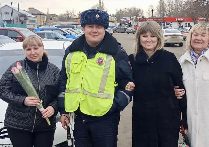 Морозовчанок с приближающимся 8 марта поздравили майор полиции Дмитрий Назаров и весь личный состав Госавтоинспекции