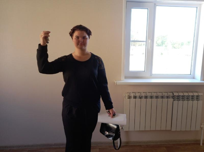 Молодой морозовчанке Кристине Девкиной вручили ключи от благоустроенного жилья