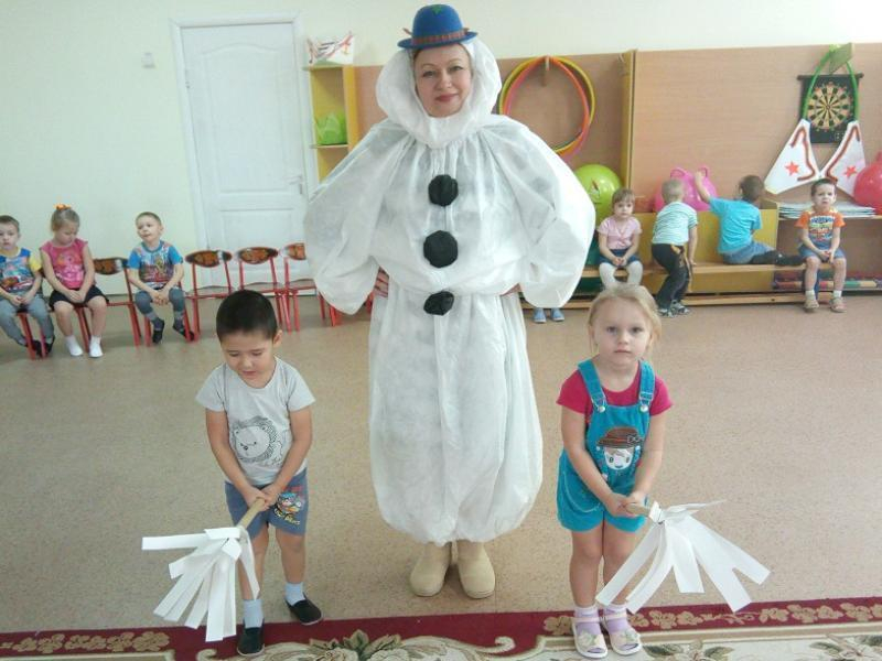 Веселыми играми, стихами и эстафетами отпраздновали День рождения снеговика в детском саду «Сказка»
