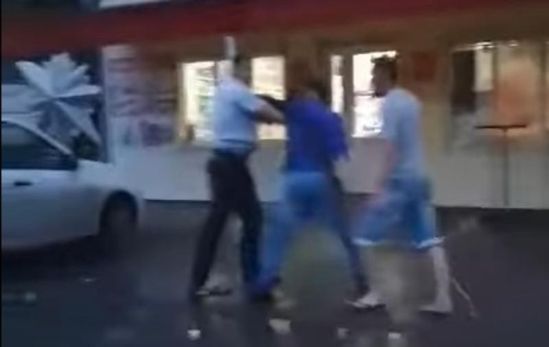 Двое мужчин напали на сотрудника полиции в Морозовске: есть видео и официальные комментарии