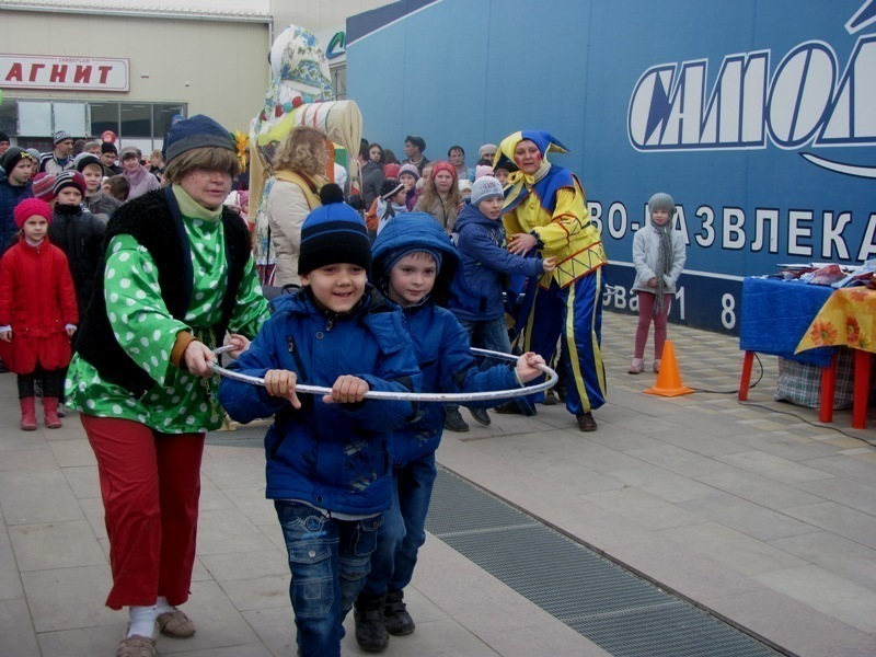 Дети и взрослые в Морозовске отлично повеселились на Масленицу