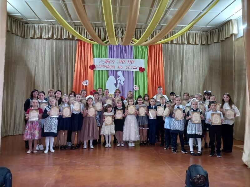 С трогательными произведениями известных авторов выступили школьники на районном конкурсе чтецов в Доме детского творчества в Морозовске
