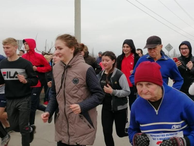 Почти 200 человек вышли на старт традиционного легкоатлетического пробега «Любви и здоровья» в Морозовске