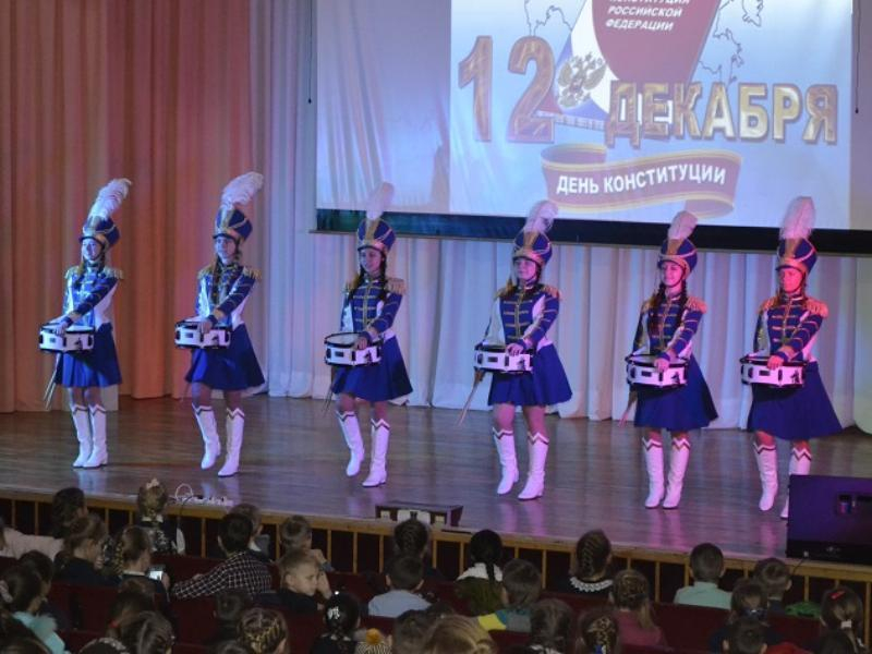  Концертную программу «Тебе, Россия!» подготовили ко Дню Конституции в Доме офицеров Морозовска