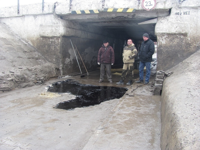 В центре Морозовска заделали яму, которая создавала огромные пробки