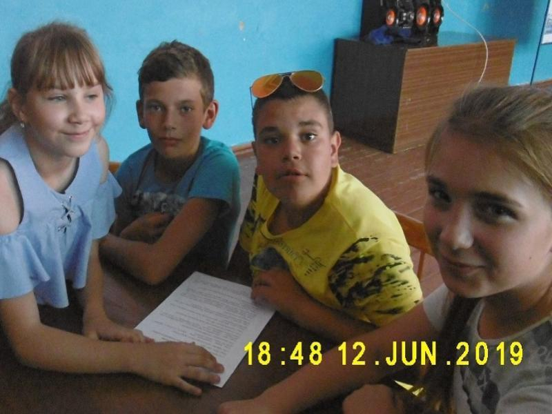 Значение российского триколора обсудили с подростками на празднике в станице Вольно-Донской