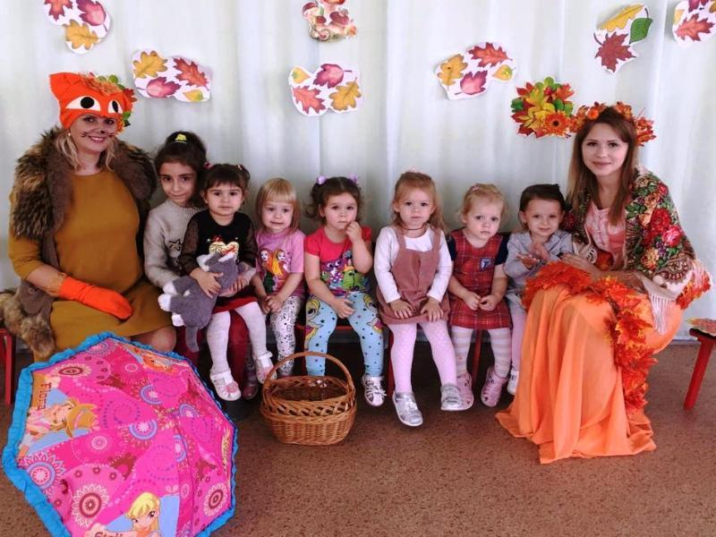Красавицу-осень и хитрую лису встречали ребята на празднике в детском саду «Сказка»