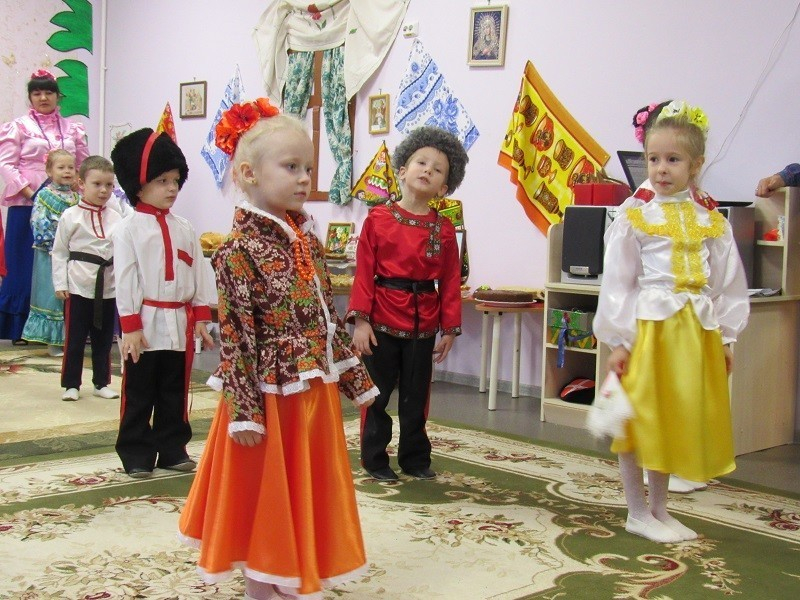 Хороводами, песнями и старинными играми отпраздновали День матери-казачки в детском саду №1