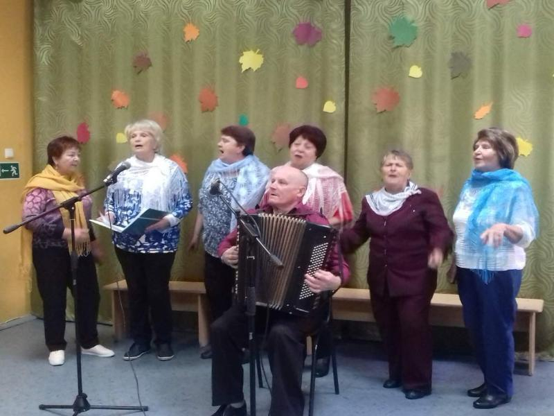Красивый праздник с песнями и танцами подготовили в честь Дня пожилого человека в МБУ «Спутник», в Морозовске