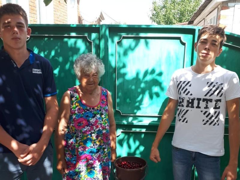 Акцию «Протяни руку помощи» провели волонтеры студенческого отряда МАПТ в Морозовске