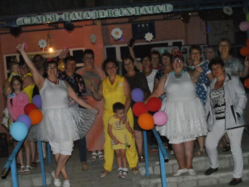Большим концертом отпраздновали День семьи, любви и верности в станице Вольно-Донской