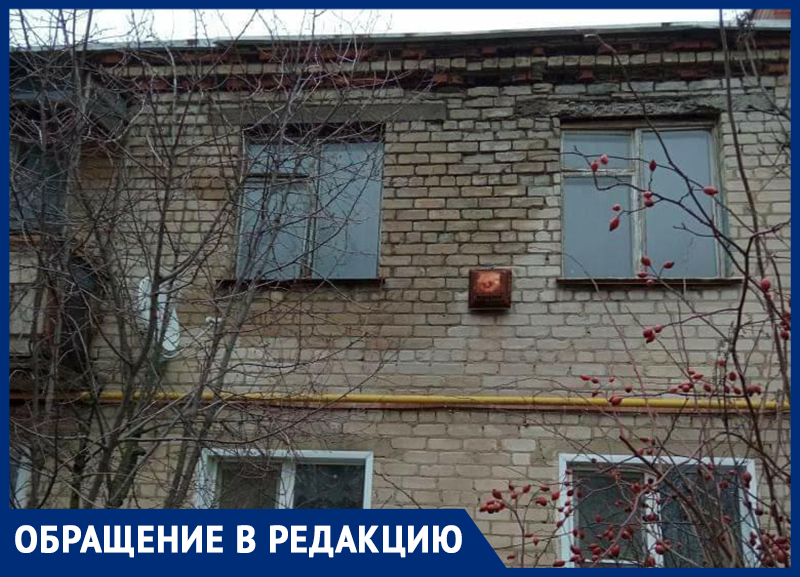 «Квартира течёт через второй этаж», - житель дома 207 на улице Ворошилова три года не может добиться ремонта крыши