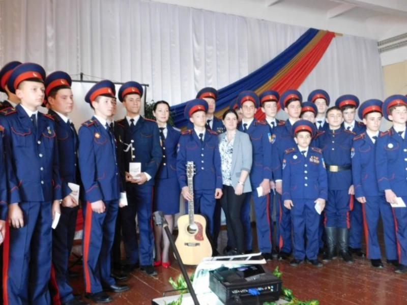 Воспитанникам казачьего кадетского корпуса вручили официальные книжки волонтеров Морозовска