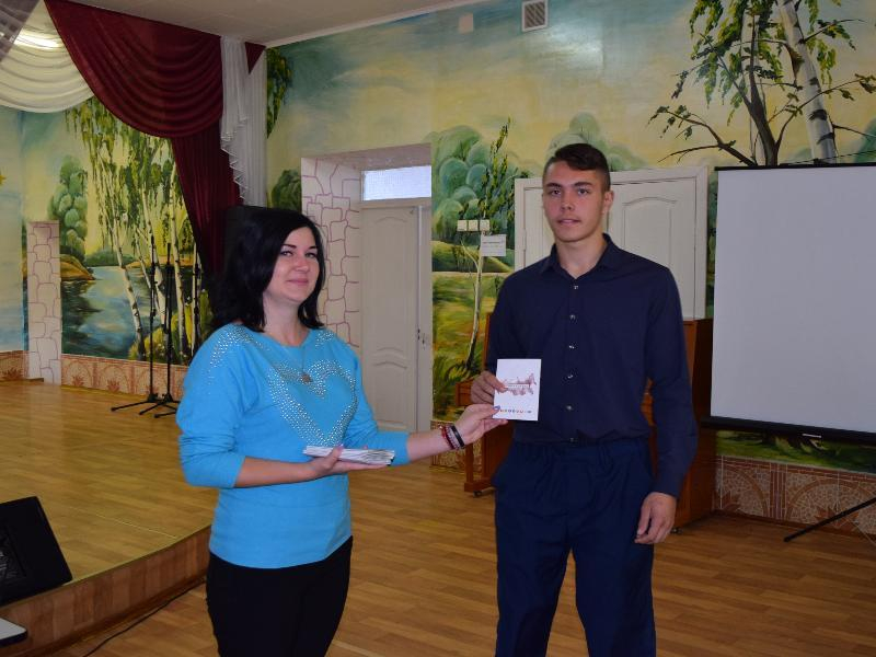 Ученикам школы №6 торжественно вручили книжки волонтеров Морозовского района