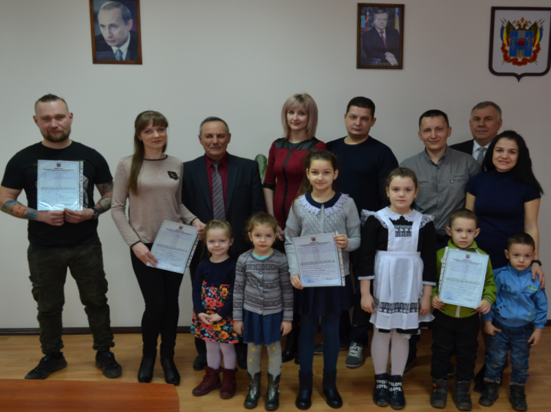 Глава администрации Морозовского района вручил молодым семьям сертификаты на покупку жилья