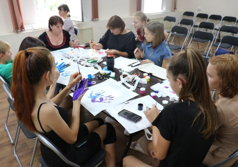 В ММЦ Морозовского района прошёл мастер-класс по росписи ЭКО-сумок