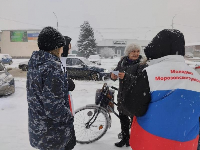 О новых способах мошенничества волонтеры и полиция информируют морозовчан на улицах 