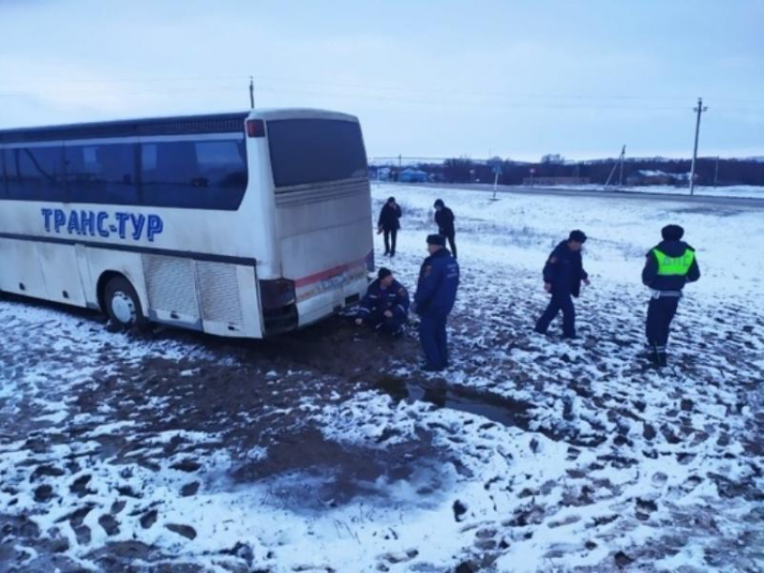 Пассажирский автобус «Москва-Элиста» чуть не перевернулся на трассе Кашары - Морозовск
