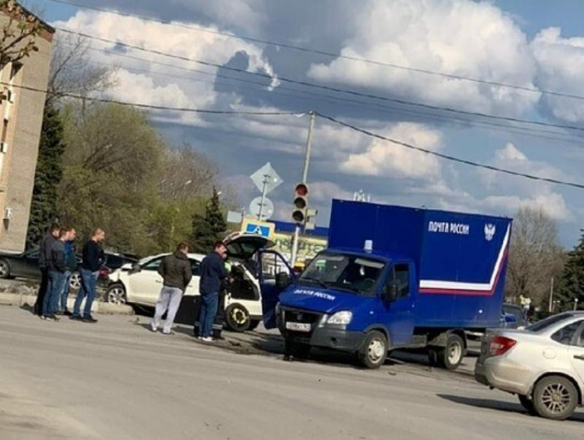 Трое пострадавших: водитель фургона проехал на красный свет и столкнулся с «Ауди» в Морозовске