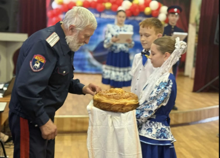 Казачата нового поколения: как пятиклассники школы №6 прошли посвящение под звон сабель