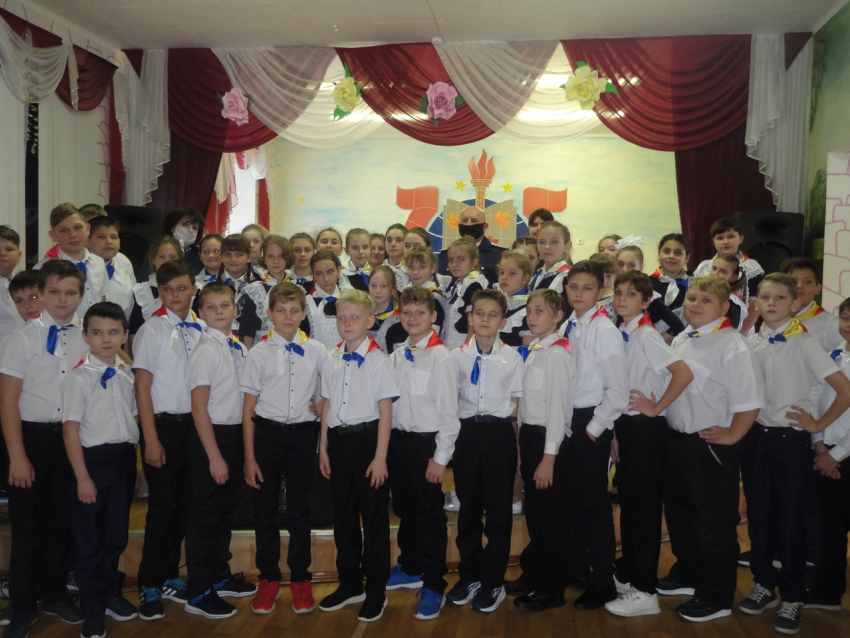 Пятиклассников в школе №6 Морозовска торжественно приняли в казачата