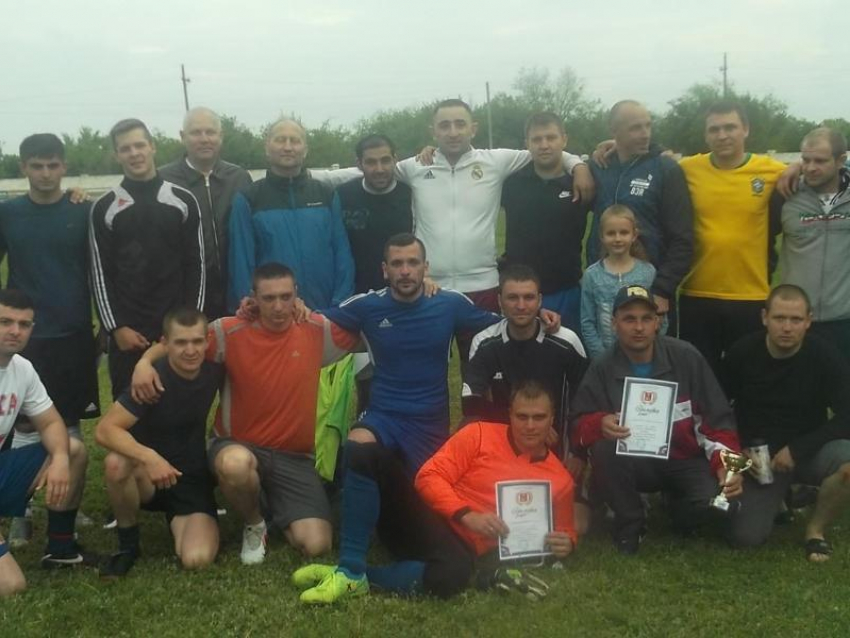 Победу в футбольном матче за кубок города в Морозовске одержала команда «Юность"