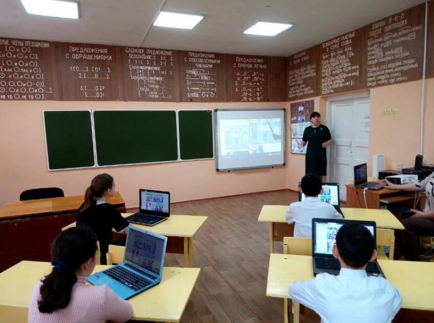 Школьники Морозовского района присоединись ко всероссийскому «Уроку цифры"