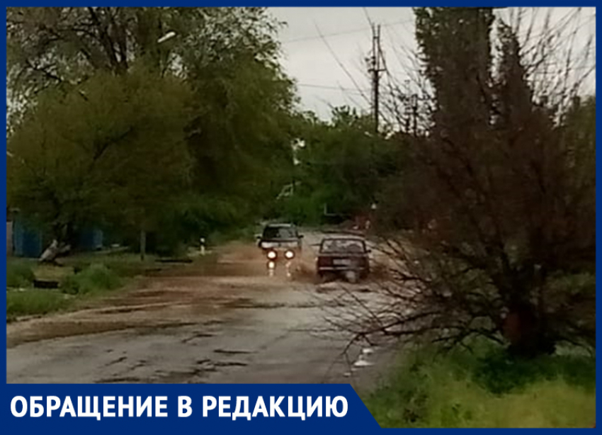 Жители переулка Загородний и улицы Руднева в Морозовске сняли на видео свою размытую ливнем дорогу