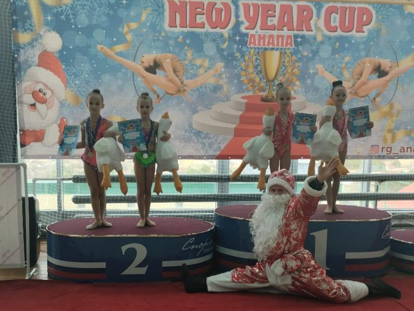 Юные морозовчанки Ангелина Костроченко и Милена Малоштанова взяли серебро на турнире по художественной гимнастике в Анапе