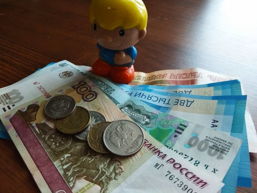 2,3 миллиона рублей выплатили с начала года семьям с детьми в Морозовском районе