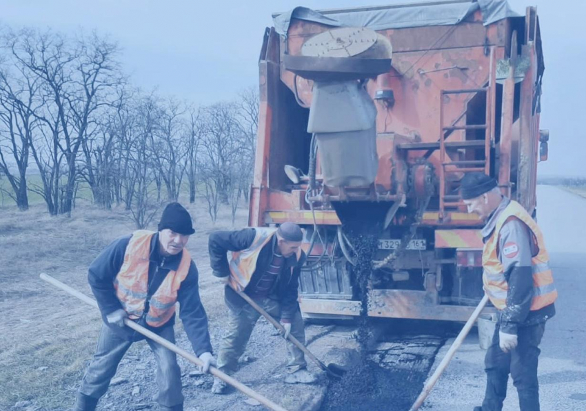 Ямочный ремонт дорог начался в сельских поселениях Морозовского района