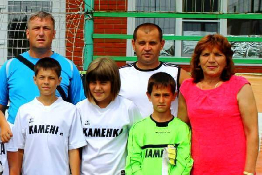  Футболисты из Морозовска сфотографировались с мамой игрока российской сборной Дениса Глушакова